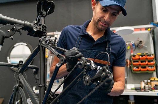 Fietsaccu's in de werkplaats van een fietswinkel